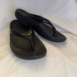Oofos Oolala Luxe Recovery Flip Flop Sandals ~ Women’s 8 Black  EUC